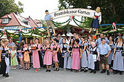 die Bedienungen des Franziskaner Garten begrüssten den Einzug (©Foto: Martin Schmitz)